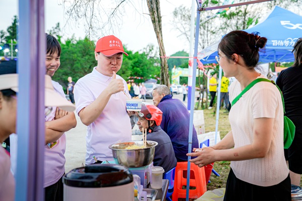 遠道而來的游客為當?shù)靥厣朗滁c贊。主辦方供圖