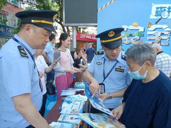交通執(zhí)法人員向群眾宣傳涉水安全知識。重慶港航海事支隊供圖