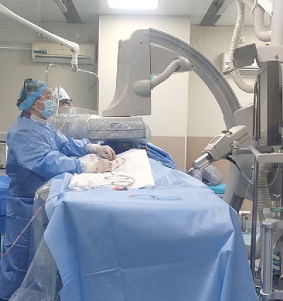 陳以寬團(tuán)隊(duì)為患者實(shí)施手術(shù)。重醫(yī)附二院供圖