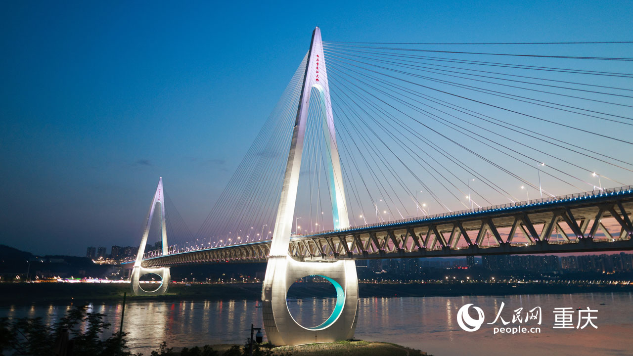 華燈初上的白居寺長(zhǎng)江大橋。人民網(wǎng) 曾英豪攝