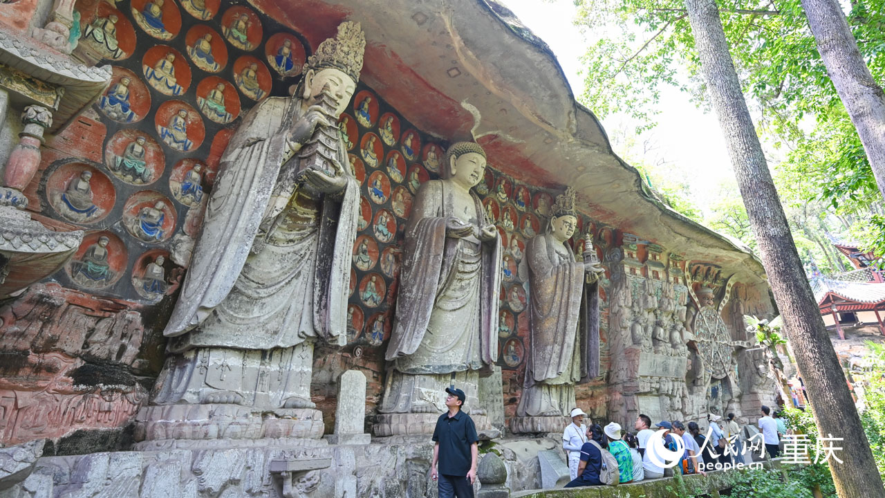 游客在大足石刻寶頂山石刻景區(qū)游覽參觀。人民網(wǎng) 曹欣悅攝