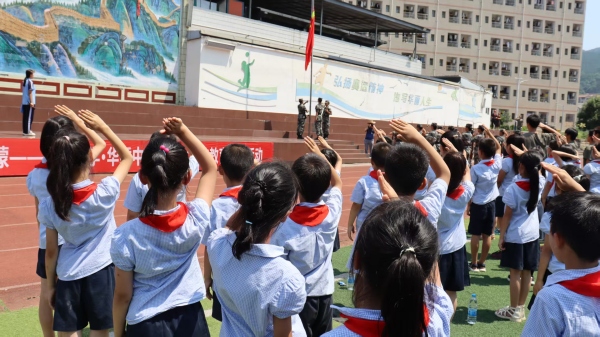升旗儀式。重慶華繡中等專業(yè)學(xué)校供圖