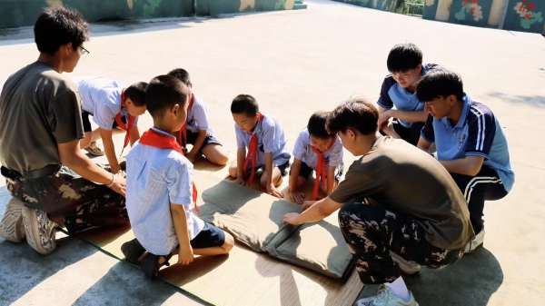 重慶華繡中等專業(yè)學(xué)?！按蟾绺纭弊鳢B被示范。重慶華繡中等專業(yè)學(xué)校供圖