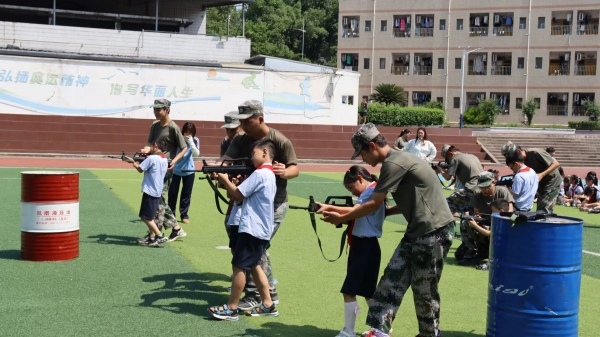 小學(xué)生們體驗(yàn)打靶。重慶華繡中等專業(yè)學(xué)校供圖