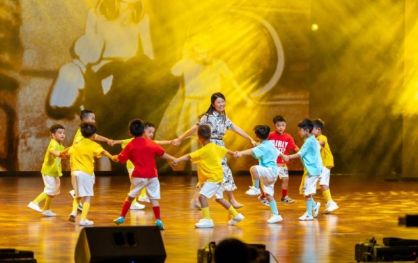 歌舞劇《畢業(yè)禮物》。主辦方供圖