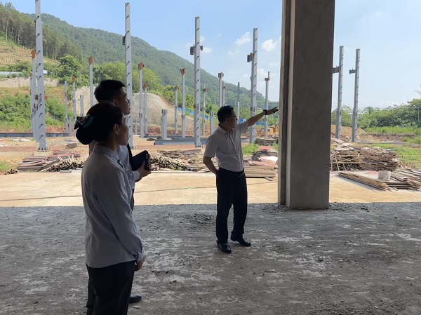 農(nóng)行工作人員上門了解項目建設(shè)進展。鄒雨璠 攝