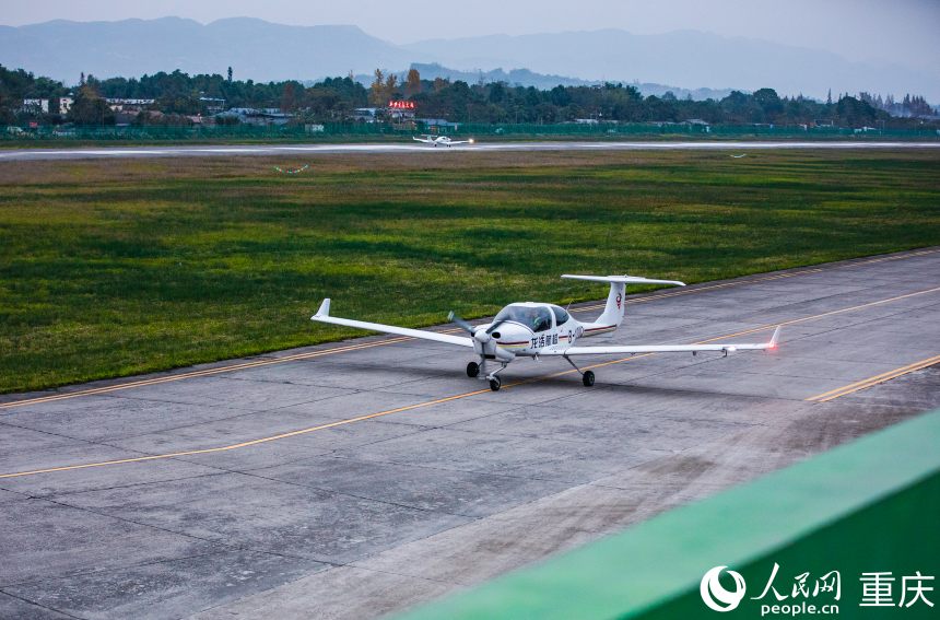飛機(jī)從梁平機(jī)場起飛。人民網(wǎng) 黃亞輝攝