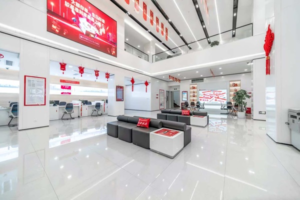 重慶農(nóng)商行持續(xù)加強(qiáng)網(wǎng)點(diǎn)親老、適老、助老化改造，更好地滿足老年客戶金融服務(wù)需求。圖為重慶農(nóng)商行北碚支行營(yíng)業(yè)部一角。重慶農(nóng)商行供圖