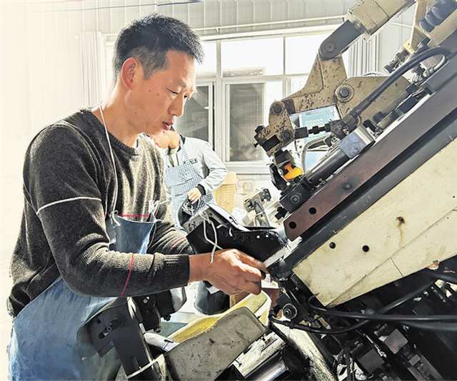 奉節(jié)縣安坪鎮(zhèn)弘源鞋業(yè)就業(yè)幫扶車間內(nèi),員工在制作板鞋。(本報(bào)資料圖片)記者 蘇暢 攝/視覺(jué)重慶