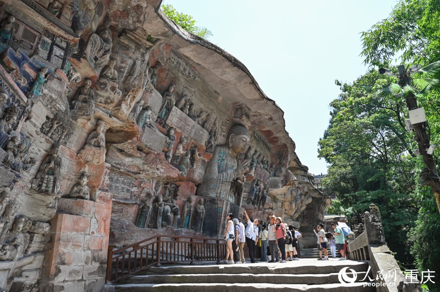 6月12日，寶頂山石刻景區(qū)內(nèi)的游客。人民網(wǎng) 鄒樂攝