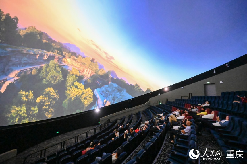 8K球幕電影《大足石刻》。人民網(wǎng) 鄒樂攝