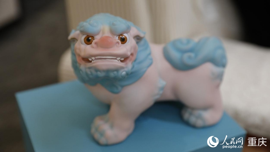 “中國工藝美術(shù)文化創(chuàng)意大賽”金獎——大足彩塑文創(chuàng)《大足獅》。人民網(wǎng) 曹欣悅攝