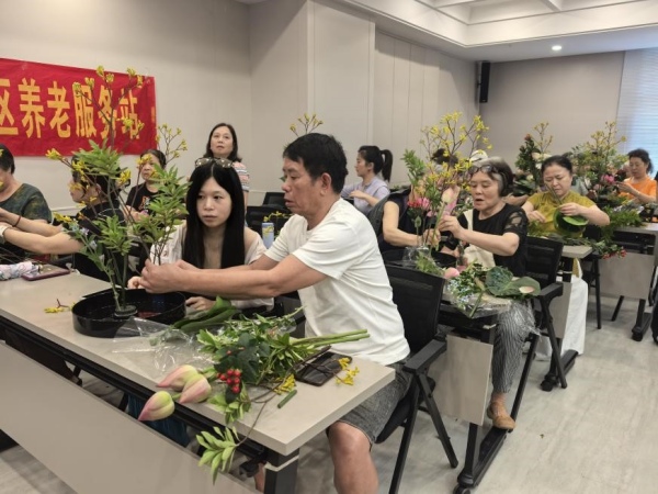 花藝課堂現(xiàn)場。重慶文化藝術(shù)職業(yè)學(xué)院供圖