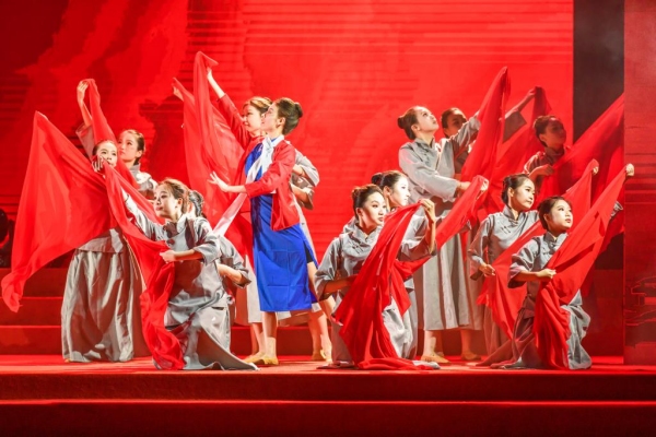 舞蹈《繡紅旗》。重慶工業(yè)職業(yè)技術(shù)學(xué)院供圖
