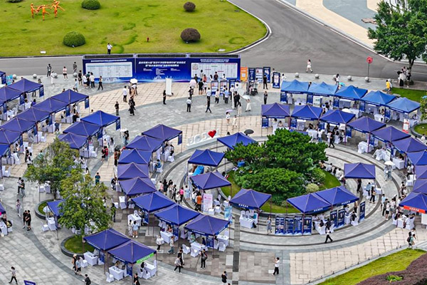 招聘活動(dòng)現(xiàn)場(chǎng)。重慶市人力社保局供圖