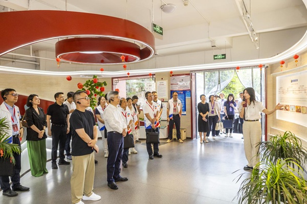 專家領(lǐng)導(dǎo)調(diào)研中醫(yī)藥特色文化街區(qū)。重慶市人力社保局供圖