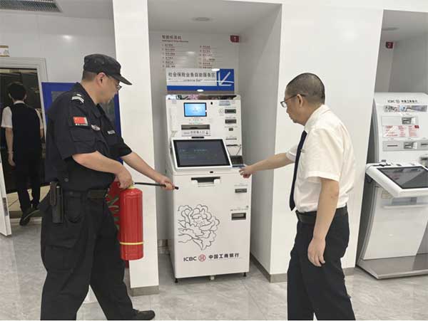 開展突發(fā)火情實(shí)戰(zhàn)演練。工行重慶市分行供圖