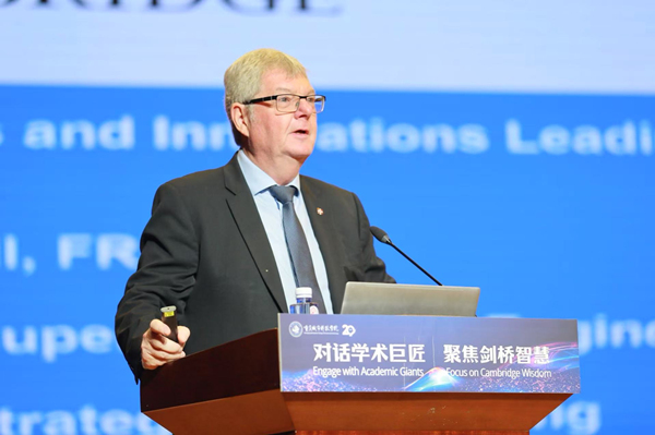 David Cardwell分享他對人工智能的深刻洞察。重慶城市科技學院供圖