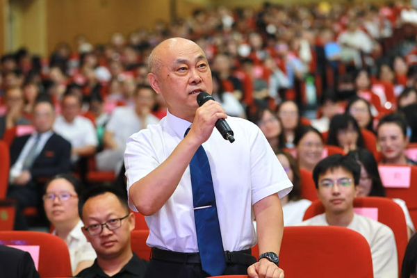 現(xiàn)場師生踴躍提問。重慶城市科技學院供圖