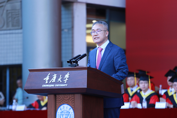 校友代表王永泉發(fā)言。張源攝