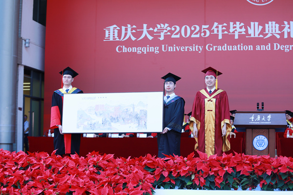 2025屆畢業(yè)生代表向母校贈送紀念品。鄒樂攝