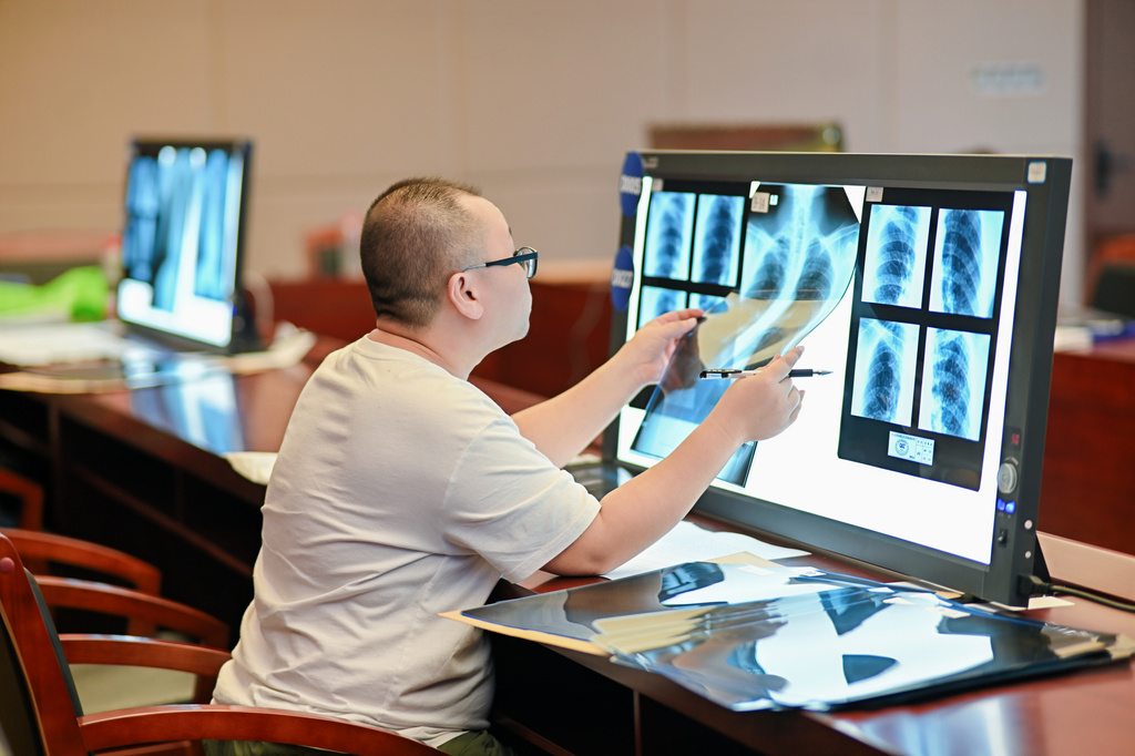 選手正在進(jìn)行胸片判讀。 重慶市衛(wèi)生健康委供圖