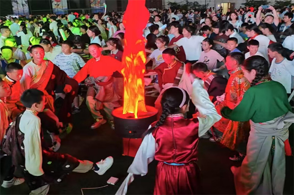 晚會(huì)現(xiàn)場(chǎng)。重慶市人力資源開(kāi)發(fā)服務(wù)中心供圖