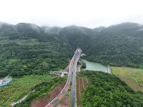 重慶東站重要配套項目之一的興黃路實現(xiàn)通車。郭旭攝