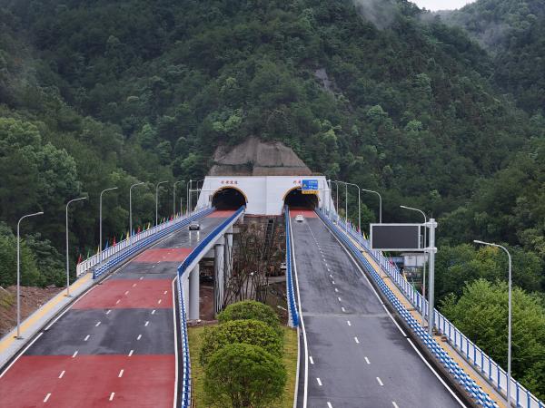 重慶東站重要配套項目之一的興黃路實現(xiàn)通車。郭旭攝