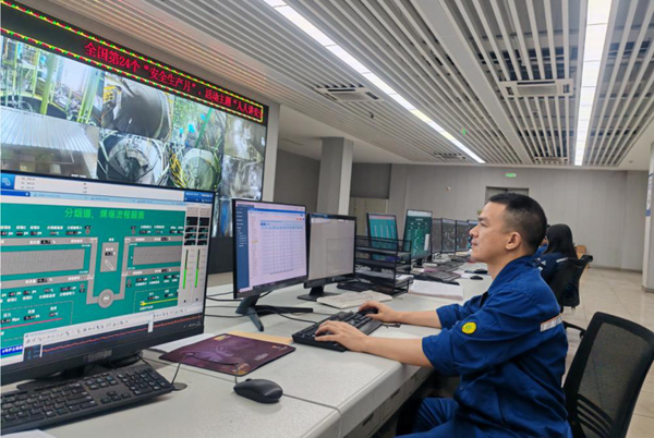 正在操作電氣自動(dòng)化系統(tǒng)的李瑩。受訪者供圖