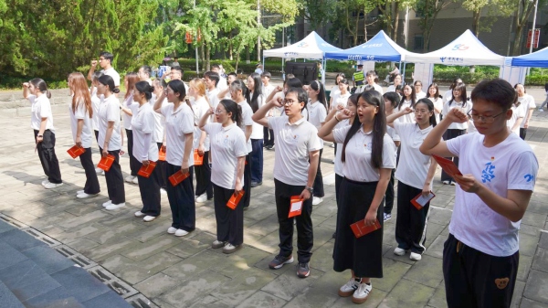 畢業(yè)生黨員重溫入黨誓詞。重慶師范大學(xué)供圖