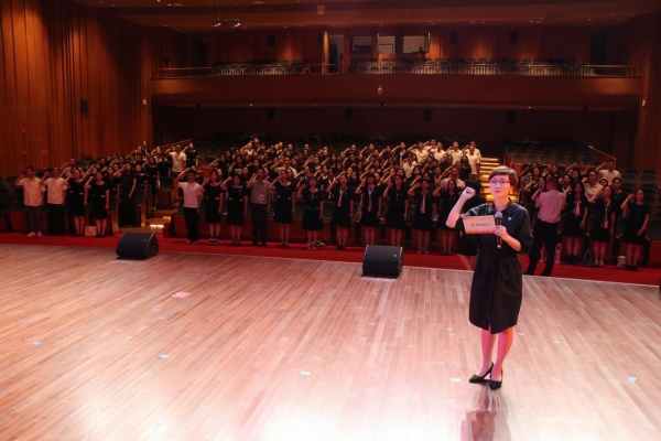 新村實驗小學(xué)黨總支書記江艷帶領(lǐng)全體黨員教師重溫入黨誓詞。校方供圖