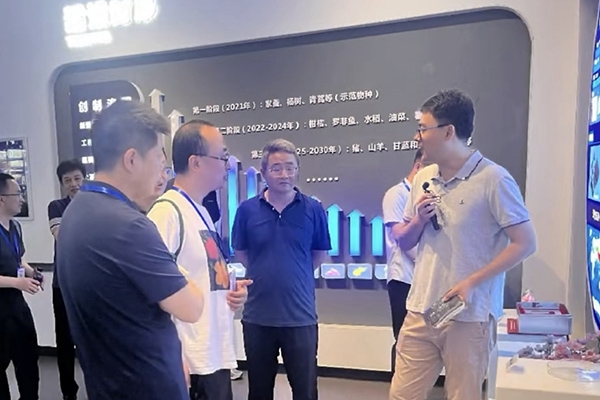 參會(huì)人員參觀了種質(zhì)創(chuàng)制大科學(xué)中心的先進(jìn)實(shí)驗(yàn)室。主辦方供圖