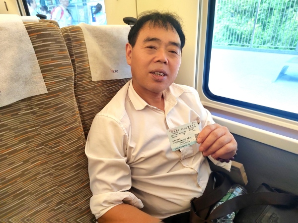 趙順發(fā)乘坐高鐵。彭水縣融媒體中心供圖