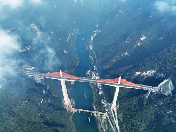 渝湘復(fù)線高速公路磨寨烏江特大橋。彭水縣融媒體中心供圖