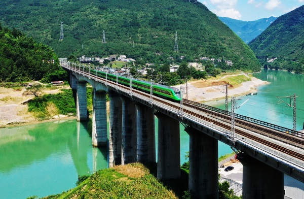 “綠巨人”行駛在渝懷鐵路彭水段。彭水縣融媒體中心供圖
