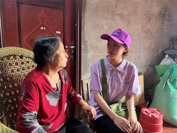 實(shí)踐團(tuán)成員聆聽(tīng)老黨員的故事。重慶電子科技職業(yè)大學(xué)供圖