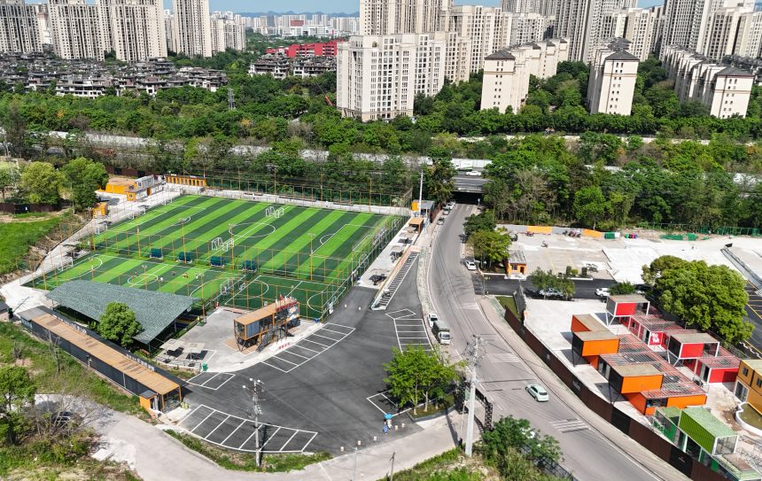 博皓運動中心毗鄰大學(xué)城，背靠虎峰山。受訪者供圖