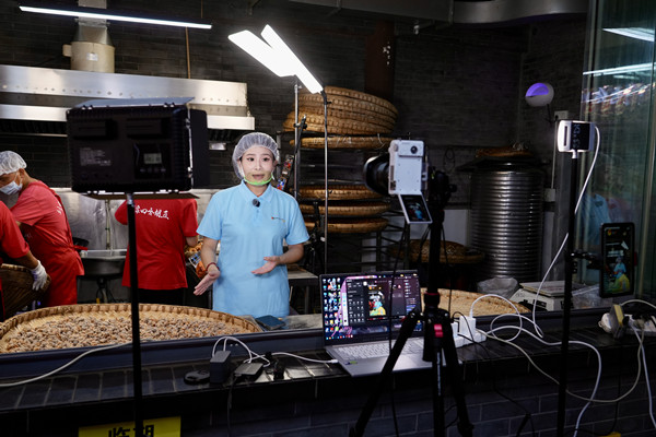 實踐團隊正在直播。重慶財經(jīng)學院供圖