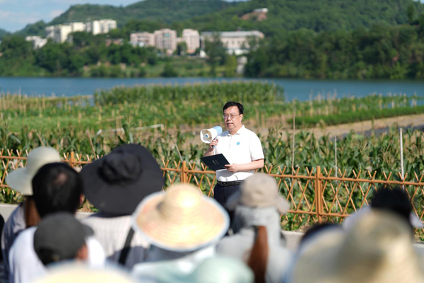 王進軍為師生授課。西南大學供圖
