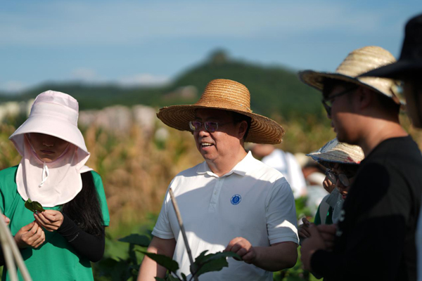 王進軍與師生探討農(nóng)業(yè)科技。西南大學供圖