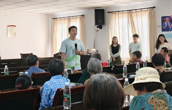 實(shí)踐團(tuán)為村民開(kāi)展健康宣講。重慶財(cái)經(jīng)學(xué)院供圖