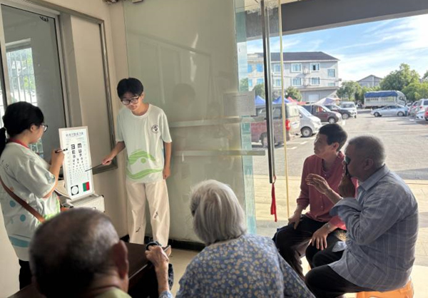 實(shí)踐團(tuán)為村民體檢。重慶財(cái)經(jīng)學(xué)院供圖