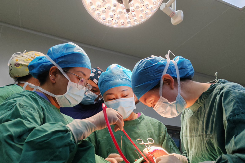 援藏隊員開展手術。