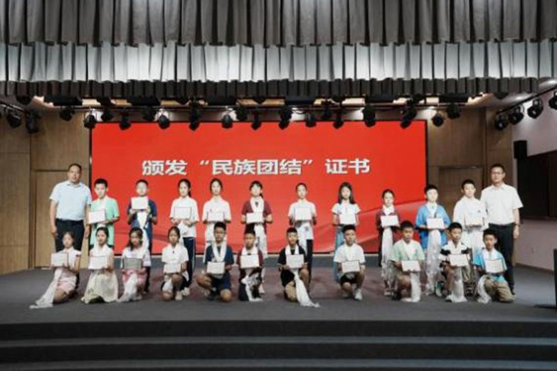 頒發(fā)證書現(xiàn)場(chǎng)。重慶市人力資源開發(fā)服務(wù)中心供圖