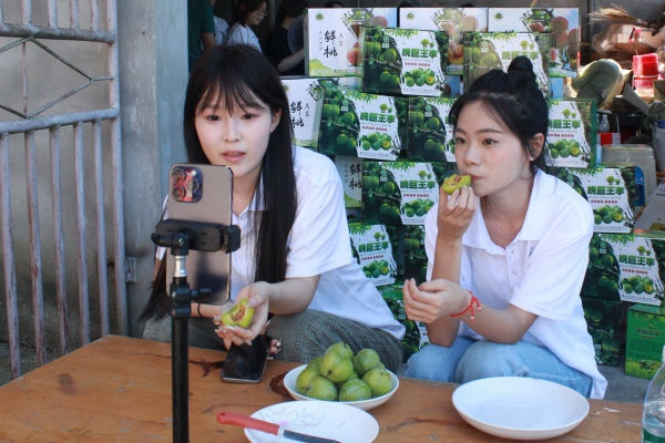 實(shí)踐團(tuán)成員直播現(xiàn)場(chǎng)。重慶財(cái)經(jīng)學(xué)院供圖