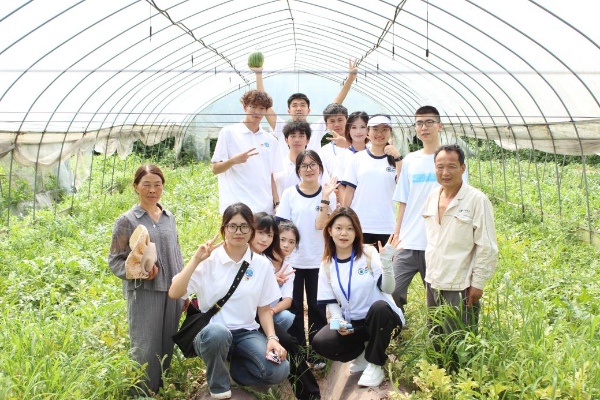 直播間搬到瓜棚內(nèi)。重慶財(cái)經(jīng)學(xué)院供圖