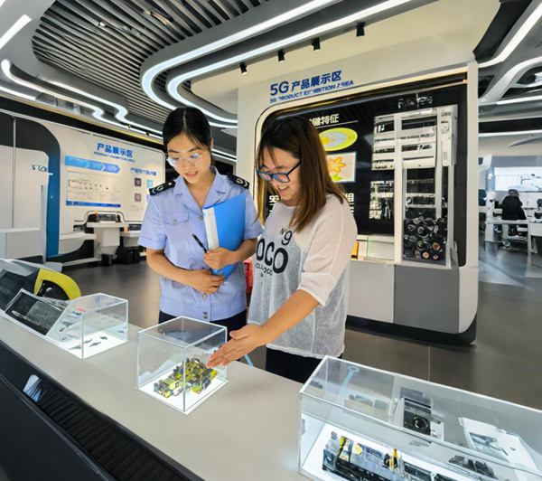 梁平區(qū)稅務(wù)人員走訪企業(yè)，講解高新技術(shù)企業(yè)認(rèn)定、研發(fā)費(fèi)用歸集等重點(diǎn)涉稅風(fēng)險(xiǎn)，幫助企業(yè)完善管理機(jī)制。何禮鵬攝