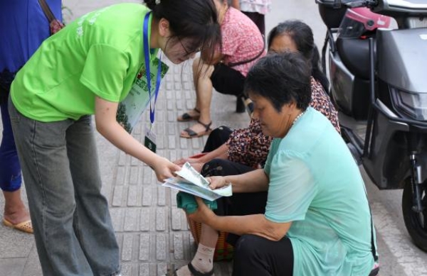 實踐團(tuán)成員穿梭鄉(xiāng)鎮(zhèn)集市宣傳環(huán)保知識。重慶工商大學(xué)供圖