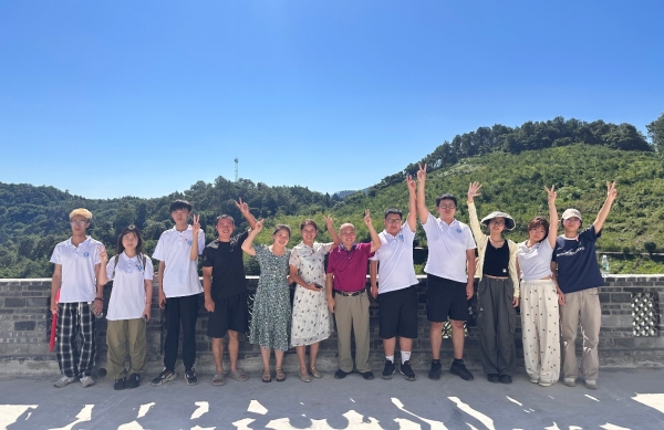 實(shí)踐團(tuán)合影。重慶財(cái)經(jīng)學(xué)院供圖